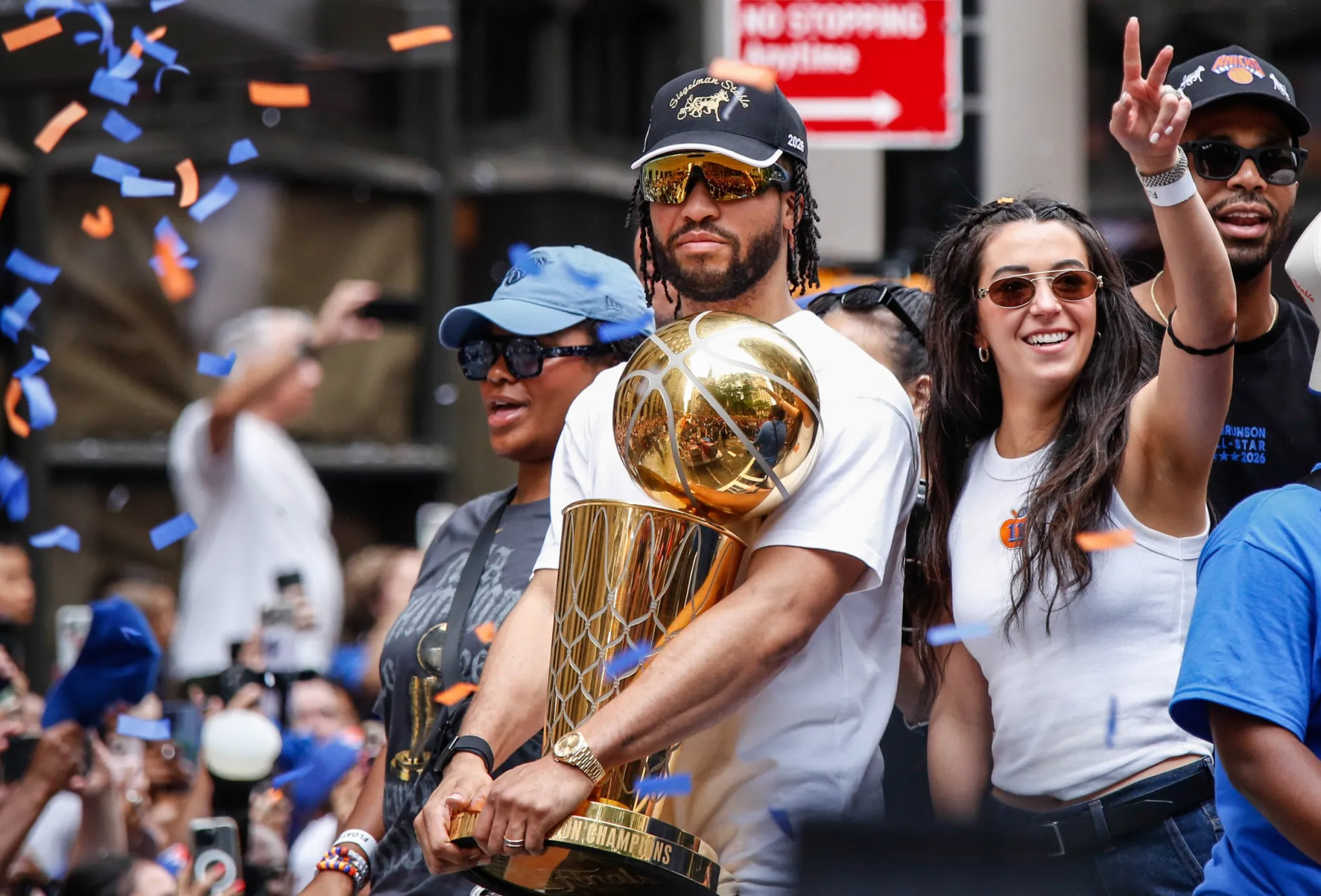 alen Brunson holds the Larry O’Brien championship Trophy during the New York Knicks Championship ticker tape parade